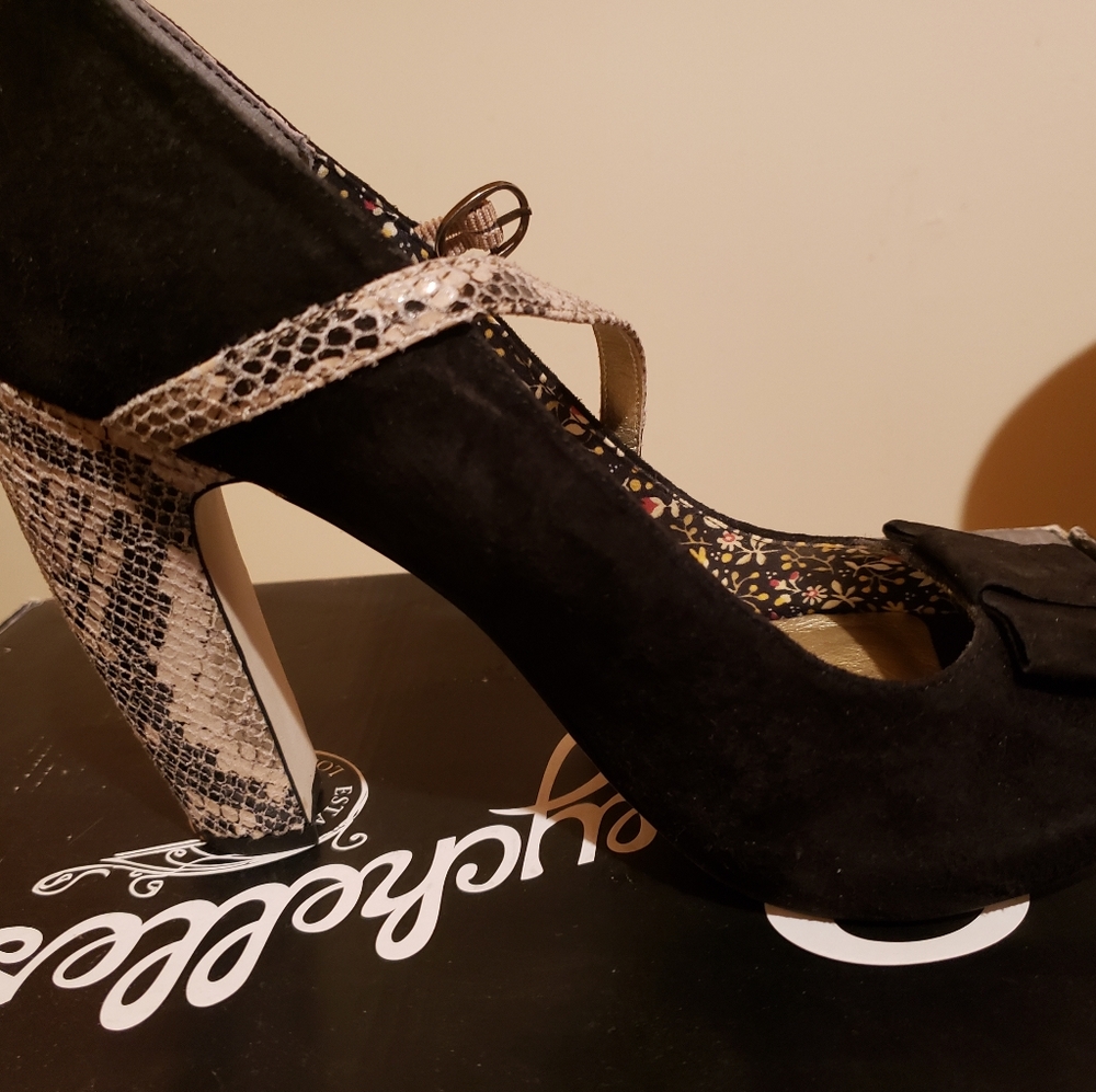 Peep toe heel